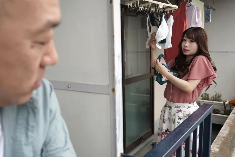 Gã nhà sát bên chuyên soi mói và cặp bà xã người chồng thường xuyên rên la quá to