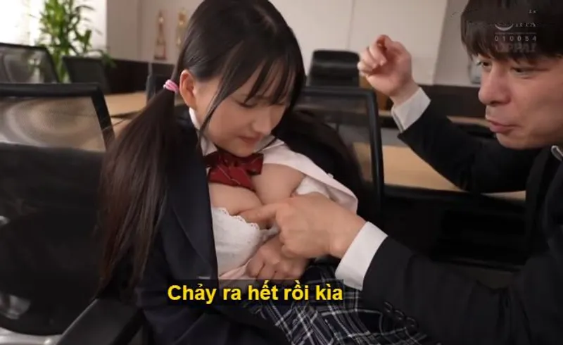 Trong suốt 3 năm, thầy giáo rèn luyện cô học trò ngực đẹp thành “chứa đựng tinh hoa”.